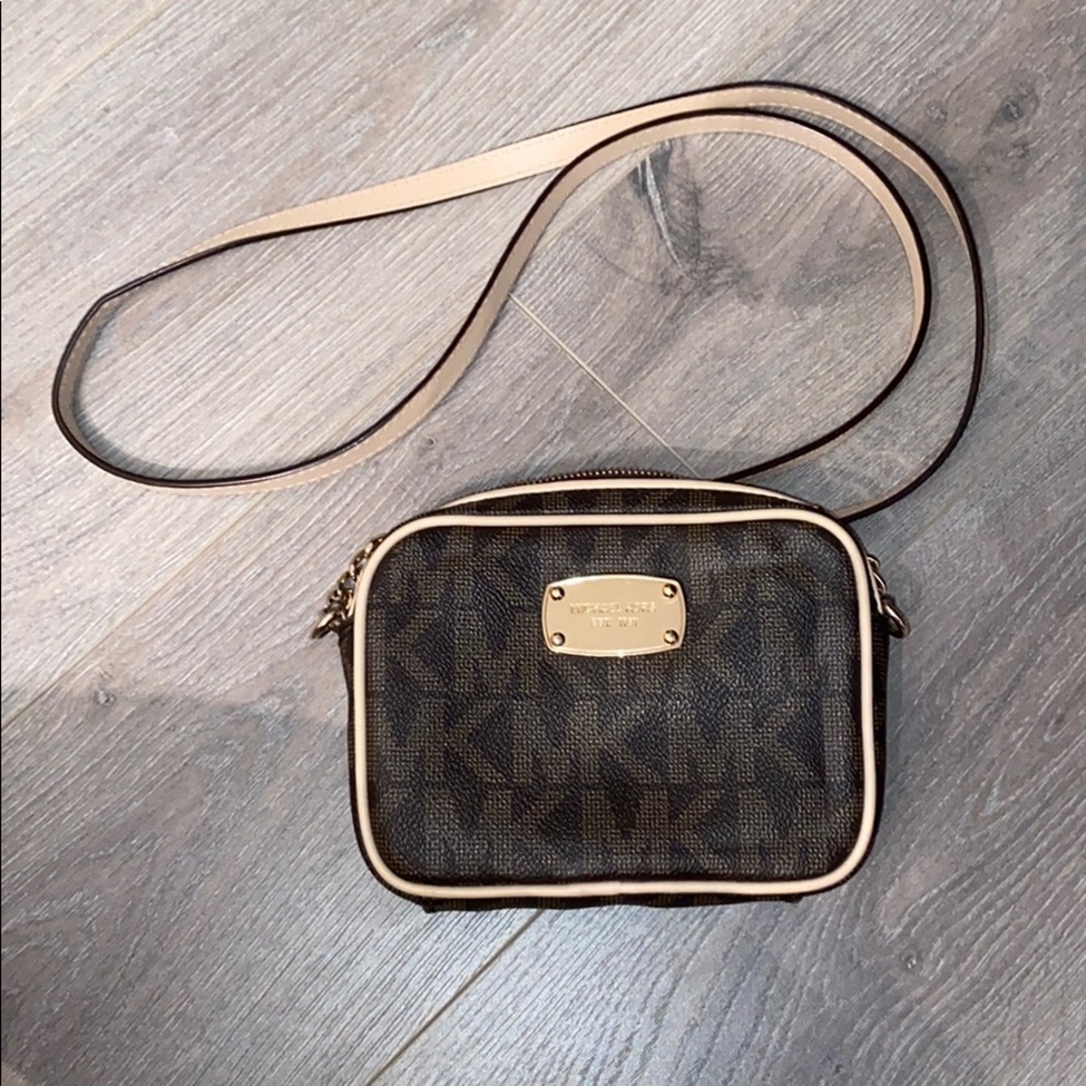 BROWN MICHAEL KORS CROSS BODY BAG